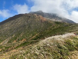 那須、茶臼岳、三本槍岳、朝日岳に煙草屋旅館泊、大峠経由で行ってきました。紅葉には少し早いですが、煙草屋旅館から大峠間は人も少なく楽しめました。  #那須 #茶臼岳 #三本槍岳 #朝日岳 #煙草屋旅館 #登山ガイド #furuhatamountainguideoffice