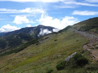 北アルプス黒部五郎岳（2840m）折立から太郎平、黒部五郎岳、黒部五郎小屋へ行ってきました。いつ見ても黒部五郎カールには遊べそうな岩がゴロゴロ…北ノ俣岳付近ではオコジョや雷鳥にも出会えました。天気もそこまで悪くならず良い登山となりました。  #黒部五郎岳 #黒部五郎カール #黒部五郎小舎 #日本百名山 #登山ガイド #furuhatamountainguideoffice