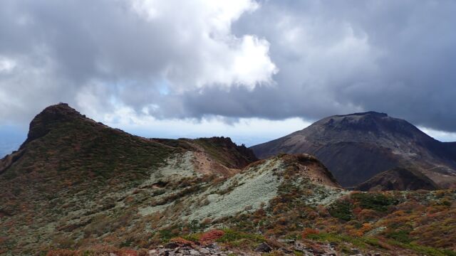栃木県那須連山（茶臼岳・朝日岳・三本槍岳）へ行ってきました。1か月ほど前にも来ているのですが、その時よりも紅葉が進んでいました。前回は茶臼岳から煙草屋旅館、大峠から三本槍、今回は煙草屋旅館から隠居倉経由で、登山と共に温泉が楽しめる癒しの登山でした。＃登山ガイド ＃furuhatamountainguideoffice ＃三斗小屋温泉 ＃煙草屋 ＃那須岳＃茶臼岳 ＃朝日岳 ＃三本槍岳