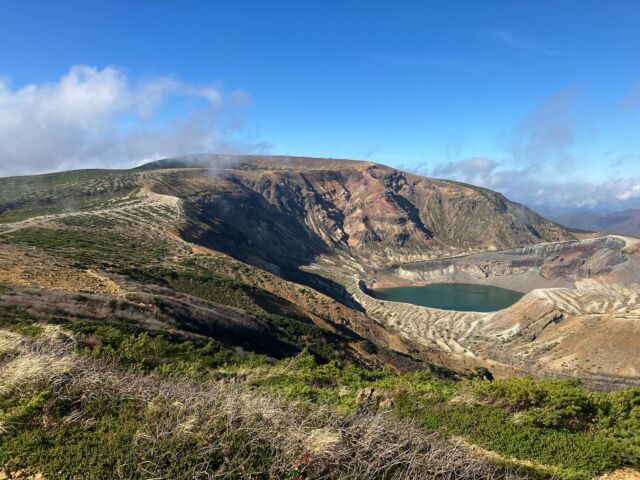 蔵王山（熊野岳）1841m今日は視覚に障碍をお持ちの方と蔵王山へ行ってきました。視力を失われてから日が浅いため、その状態でのストックを利用しての歩き方やロープで確保されながらの登り下りを練習を兼ねました。青眼者の頃に山歩きをされていた事もあり後半は少しコツを掴んできたようでした。  これから、新たな山登りを楽しめると良いですね。FuruhataMountainOfficeでは視覚に障害をお持ちの方へのガイドを行っております。登山を諦めている方も一度ご相談ください。  #登山ガイド #視覚障害 #障害者登山 #furuhatamountainguideoffice #蔵王山 #熊野岳