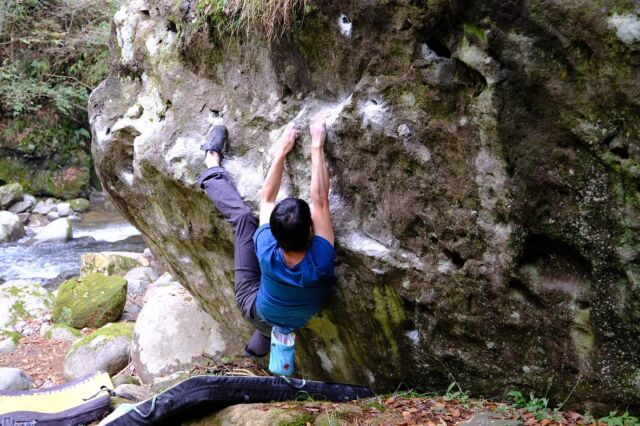 伊豆の山にあるボルダーへ課題が出来る前に山野井さんと一度見に来たことがあったのですが「何本か課題設定したよ」という事で行ってきました。上に抜ける課題は全て完登してからトラバース課題に入るも、最後がよれてしまい完登ならず。この岩だけで一日中遊べました。  #伊豆ボルダー #トラバース課題 #furuhatamountainguideoffice #山野井泰史